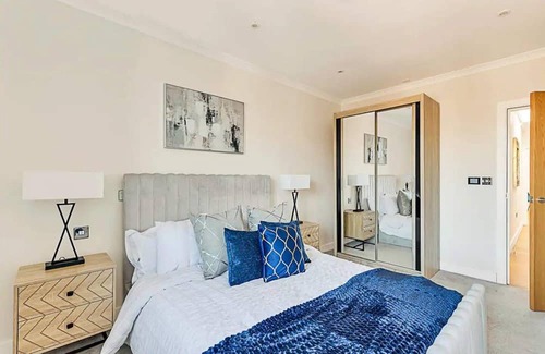 Syon Apartment | Stylish 2 Bedroom Penthouse in Brentford with Kitchen