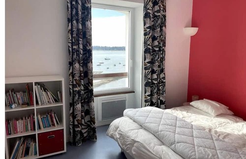 Larmor-Baden House | Discover Un Petit Paradis sur L'eau with Family-Friendly Perks