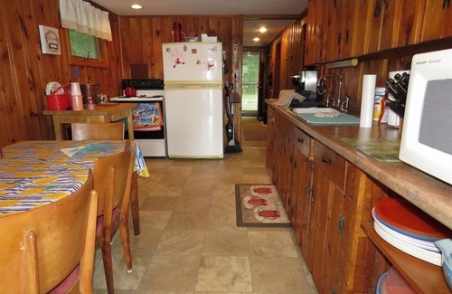 Sanford Cottage | Inviting Waterfront Retreat with Family and Pet Amenities