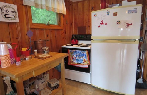 Sanford Cottage | Inviting Waterfront Retreat with Family and Pet Amenities