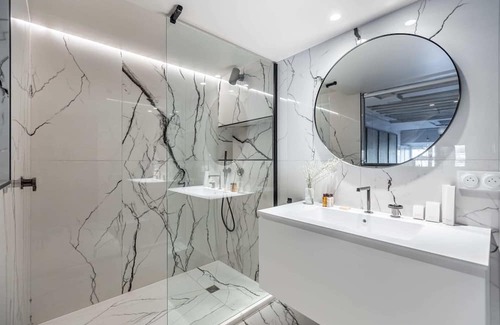 Les Iles Apartment | Quai Bourbon II - Family-Friendly Apartment with Spa Access