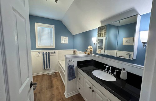 Southampton Cottage | Cozy Beach House Southampton: Steps to Lake Huron Bliss