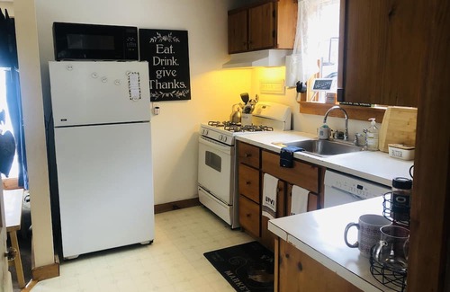 Plymouth House | Inviting Ski Retreat 7 Min from Killington & Okemo