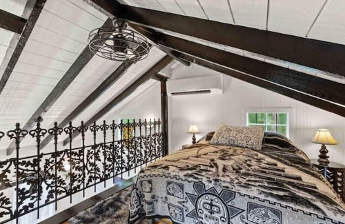Atchafalaya Cabin | Charming Tiny Cajun Cabin with Breakfast & Family Amenities