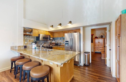 Lakeshore Condo | Inviting Condo Near China Peak with Themed Rooms & Spa