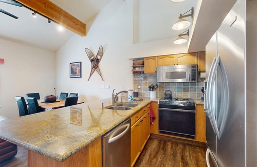 Lakeshore Condo | Inviting Condo Near China Peak with Themed Rooms & Spa