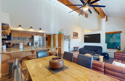 Lakeshore Condo | Inviting Condo Near China Peak with Themed Rooms & Spa