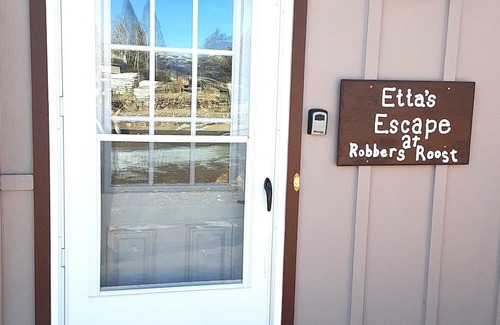 Fremont Apartment | Discover Etta's Escape: Family-Friendly Retreat with Kitchen