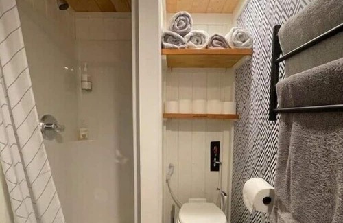 Courtenay House | Sweet Tiny Home on Blueberry Farm close to Ocean