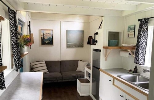 Courtenay House | Sweet Tiny Home on Blueberry Farm close to Ocean