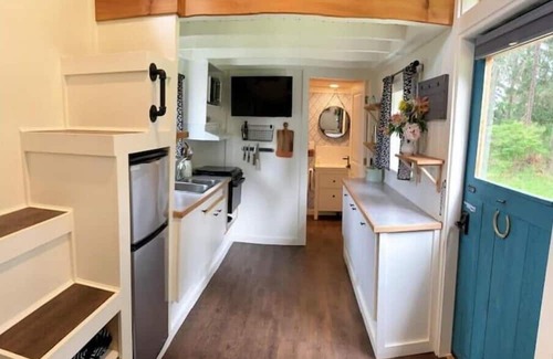 Courtenay House | Sweet Tiny Home on Blueberry Farm close to Ocean
