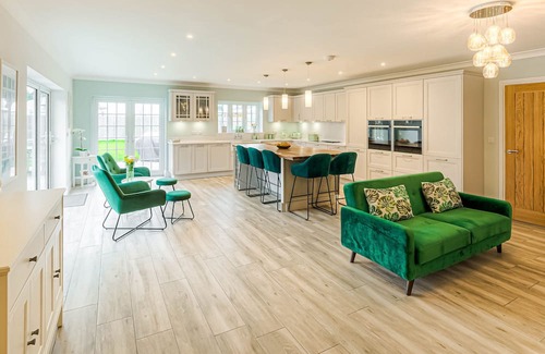 Fontwell House | Relax at Tandem House Near Chichester with Spa & Hot Tub