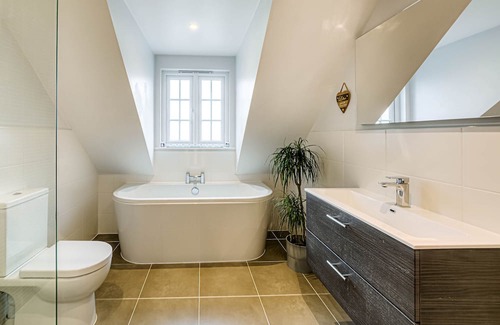 Fontwell House | Relax at Tandem House Near Chichester with Spa & Hot Tub