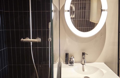 Combat Apartment | Experience Rooftop Views and Family-Friendly Comfort in Paris