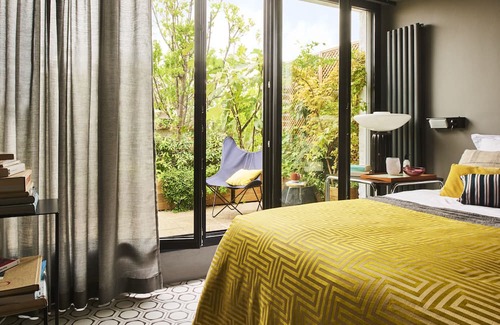 Combat Apartment | Experience Rooftop Views and Family-Friendly Comfort in Paris