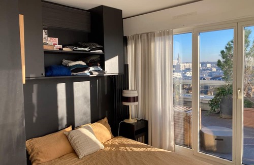 Combat Apartment | Experience Rooftop Views and Family-Friendly Comfort in Paris
