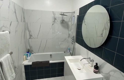 Dulwich Apartment | Modern 2BD Flat with Garden in East Dulwich Awaits You