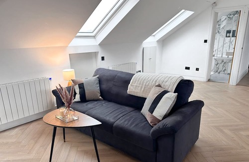 New Cross Apartment | Urban Loft: Modern 1-Bed with Skyline Views, 10 mins to London Bridge