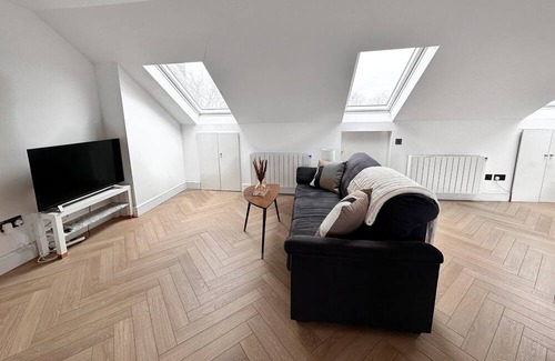 New Cross Apartment | Urban Loft: Modern 1-Bed with Skyline Views, 10 mins to London Bridge