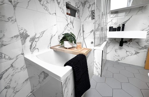 New Cross Apartment | Urban Loft: Modern 1-Bed with Skyline Views, 10 mins to London Bridge