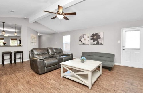 Iowa Colony House | Family Haven in Gated Community with Pet-Friendly Amenities