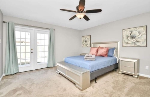 Iowa Colony House | Family Haven in Gated Community with Pet-Friendly Amenities