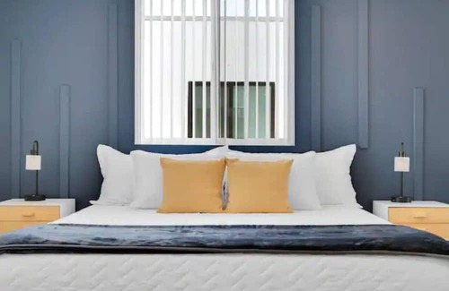 Vernon House | Stylish DTLA Retreat Steps from LA Live with Pet-Friendly Perks