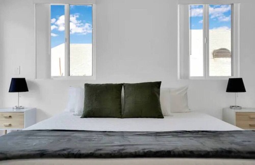 Vernon House | Stylish DTLA Retreat Steps from LA Live with Pet-Friendly Perks