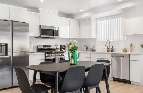 Vernon House | Urban Retreat: DTLA Home with Rooftop and Family Amenities