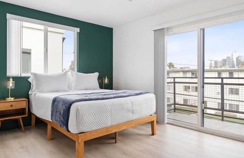 Vernon House | Urban Retreat: DTLA Home with Rooftop and Family Amenities