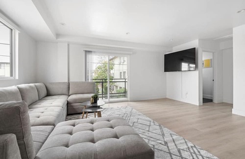 Vernon House | Urban Retreat: DTLA Home with Rooftop and Family Amenities