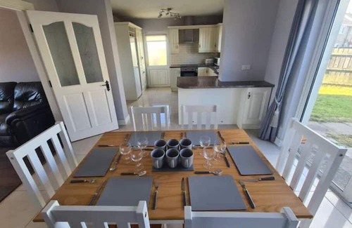 Drumacrin House | Walking distance to town/beach - 900m, family friendly and spacious.