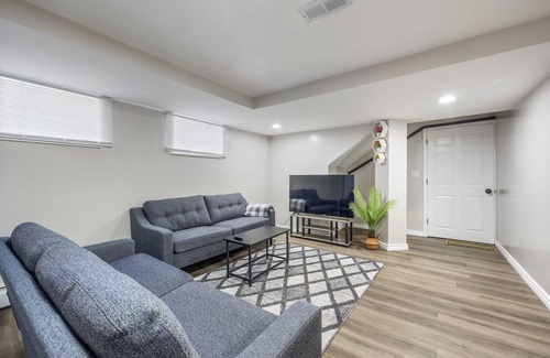 Skokie Condo | Pet-Friendly Skokie Sunrise with 3 Queen Beds - Rated 10/10