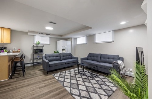 Skokie Condo | Pet-Friendly Skokie Sunrise with 3 Queen Beds - Rated 10/10