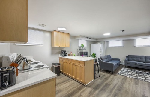 Skokie Condo | Pet-Friendly Skokie Sunrise with 3 Queen Beds - Rated 10/10