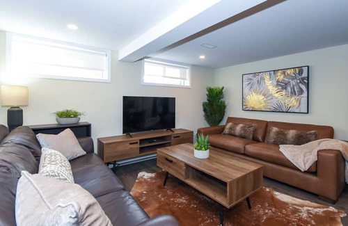 Whitehaven - Queensway Terrace North Apartment | Elegant 4-Bedroom Retreat with Spa in Nepean, Ottawa