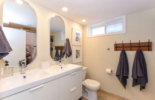 Whitehaven - Queensway Terrace North Apartment | Elegant 4-Bedroom Retreat with Spa in Nepean, Ottawa