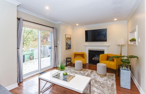 Ottawa Division House | Private Retreat in Nepean: 3 Beds, Hot Tub & Breakfast