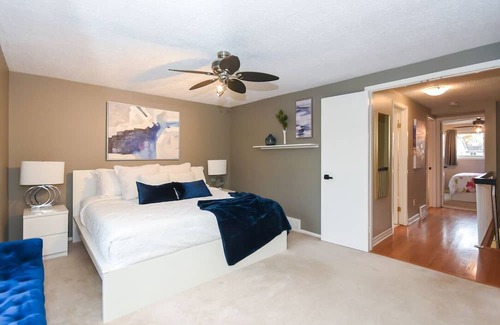 Ottawa Division House | Private Retreat in Nepean: 3 Beds, Hot Tub & Breakfast