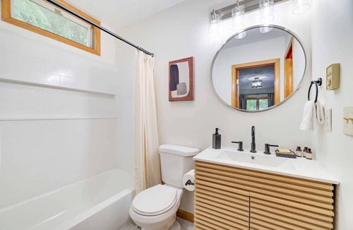 Lake Harmony Villa | Relaxation Awaits: Hot Tub, Deck & Pool Table Retreat
