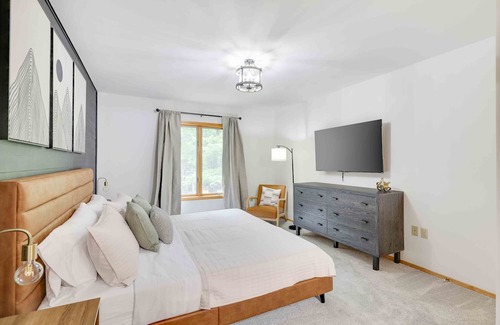 Lake Harmony Villa | Relaxation Awaits: Hot Tub, Deck & Pool Table Retreat