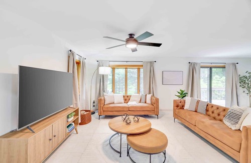 Lake Harmony Villa | Relaxation Awaits: Hot Tub, Deck & Pool Table Retreat