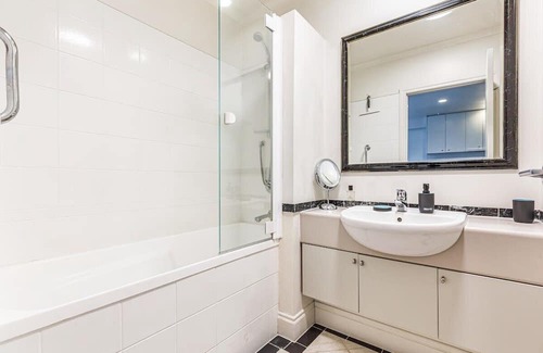 Northcote Apartment | Cozy CBD Retreat: 1BR Queen Street Gem with Kitchen Access