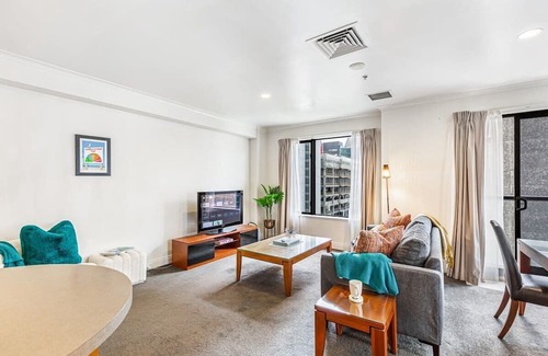 Northcote Apartment | Cozy CBD Retreat: 1BR Queen Street Gem with Kitchen Access