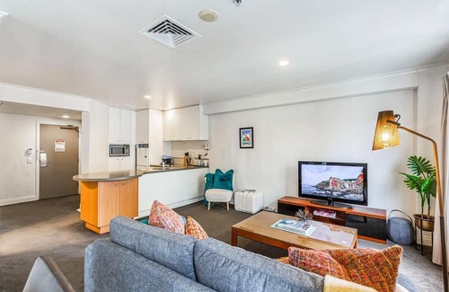Northcote Apartment | Cozy CBD Retreat: 1BR Queen Street Gem with Kitchen Access