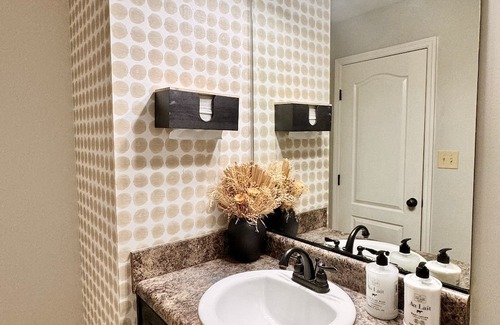 Gracewood House | Modern and Cozy Retreat with Hot Tub & Kitchen Amenities