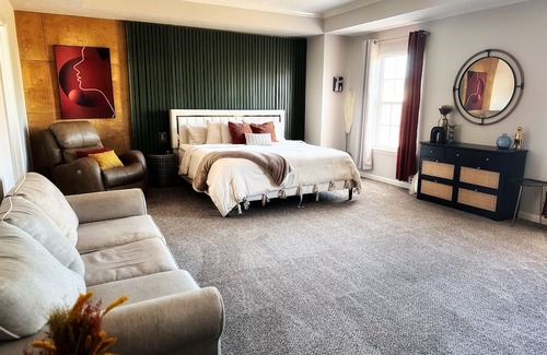 Gracewood House | Modern and Cozy Retreat with Hot Tub & Kitchen Amenities