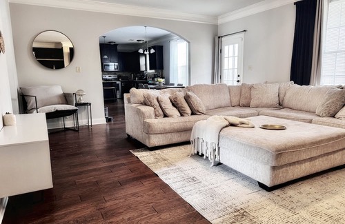 Gracewood House | Modern and Cozy Retreat with Hot Tub & Kitchen Amenities