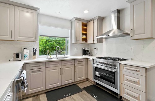 West Covina House | Inviting Hillside Retreat with Kitchen & Pet-Friendly Perks
