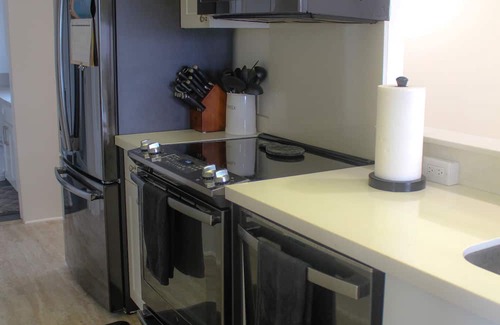 Manoa Condo | Futuristic Hawaii Fortress: 2 Bed, Hot Tub & Pool Access